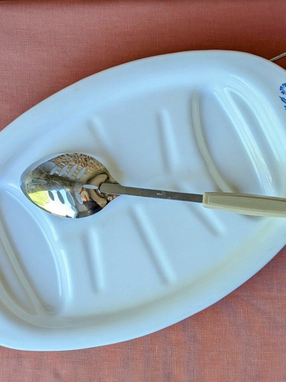 Meat Platter w/ MCM Metal & Wood Serving Base | CorningWare P‑19 Blue Cornflower - Picture 2 of 12